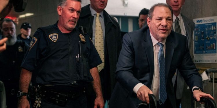 O produtor Harvey Weinstein entra na Corte Criminal de NY; Na foto, de gravata branca, o seu RP Juda Engelmayer — Foto: Scott Heins/Getty Images/AFP