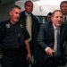 O produtor Harvey Weinstein entra na Corte Criminal de NY; Na foto, de gravata branca, o seu RP Juda Engelmayer — Foto: Scott Heins/Getty Images/AFP
