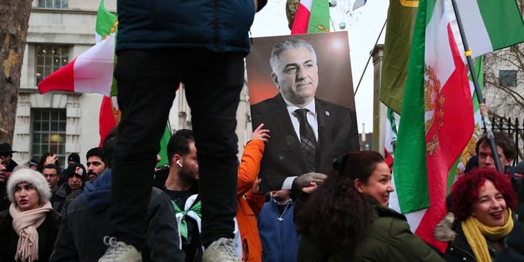 Manifestantes exibem foto de Reza Pahlavi durante ato de apoio a protestos no Irã, realizado em 11 de janeiro de 2026 em Londres — Foto: Getty Images