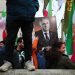 Manifestantes exibem foto de Reza Pahlavi durante ato de apoio a protestos no Irã, realizado em 11 de janeiro de 2026 em Londres — Foto: Getty Images