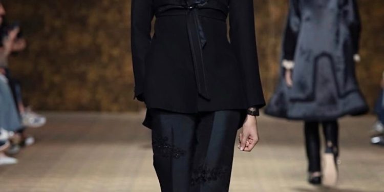 Após chamar atenção na última edição da São Paulo Fashion Week, a modelo seguiu para a temporada europeia — Foto: Divulgação