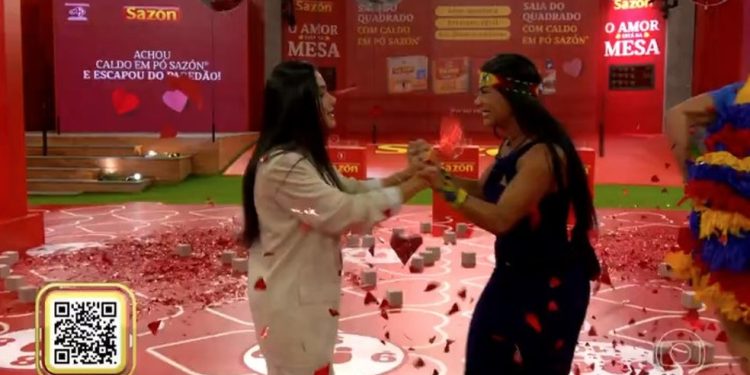 Jordana comemora com Marciele sua escapada do paredão — Foto: Reprodução / TV Globo