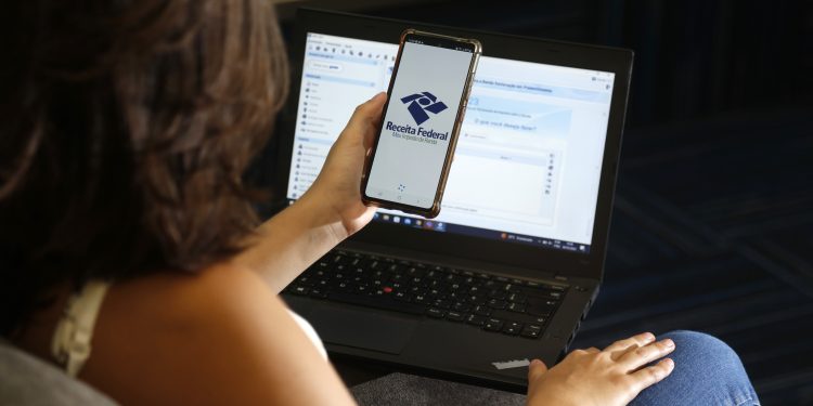 Quem ganha até R$ 5.000 precisa declarar o Imposto de Renda em 2026?