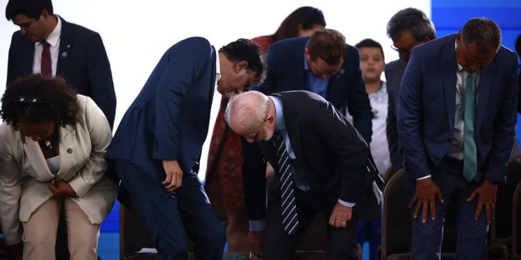 O presidente Lula e os ministros Margareth Menezes (Cultura), Camilo Santana (Educação) e Rui Costa (Casa Civil) — Foto: Cristiano Mariz