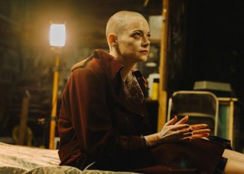 Emma Stone em "Bugonia" — Foto: Divulgação