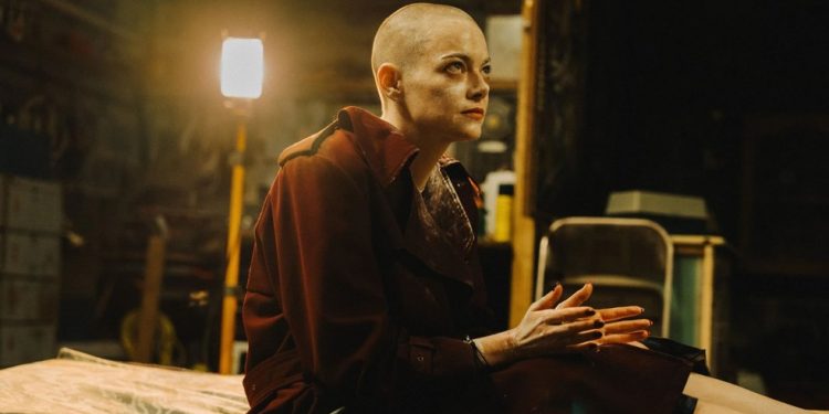 Emma Stone em "Bugonia" — Foto: Divulgação