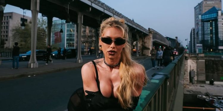 Rabo de cavalo alto volta com força e stylist revela truques para o efeito lifting — Foto: Reprodução Instagram