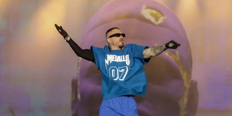 J Balvin no The Town — Foto: Edilson Dantas/Agência O Globo