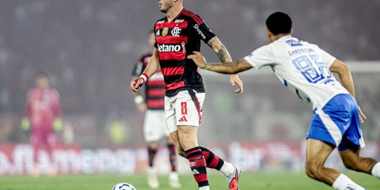 Meia espanhol Saúl, do Flamengo, em duelo contra o Cruzeiro pelo Brasileiro — Foto: Gilvan de Souza/Flamengo