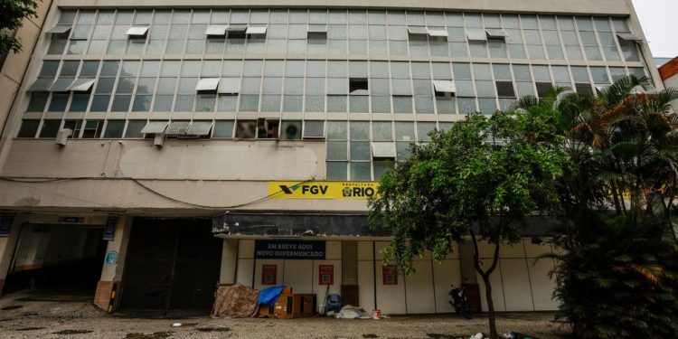 Prédio na rua Barão de Itambi, em Botafogo, que pertencia ao grupo Sendas é disputado judicialmente pela Fundação Getúlio Vargas — Foto: Gabriel de Paiva