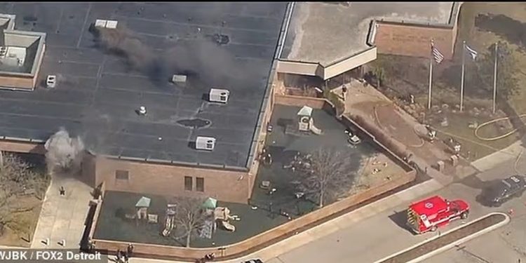 Agentes responderam à sinagoga, vista aqui, nesta quinta-feira, enquanto fumaça podia ser vista saindo do telhado e de uma porta lateral — Foto: Reprodução | WJBK / Fox2 Detroit