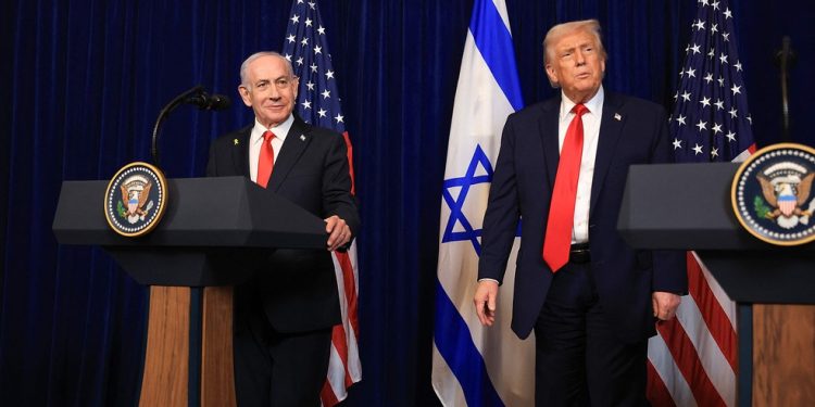 O presidente dos EUA, Donald Trump, concede uma coletiva de imprensa com o primeiro-ministro israelense, Benjamin Netanyahu, em Mar-a-Lago — Foto: JOE RAEDLE / GETTY IMAGES NORTH AMERICA / Getty Images via AFP