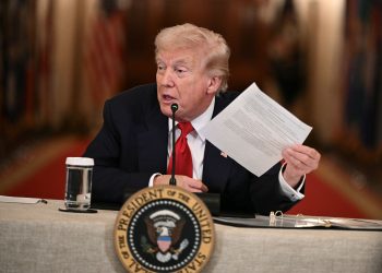 Trump pressiona aliados a 'pegar' combustível em Ormuz e amplia tensão com Europa