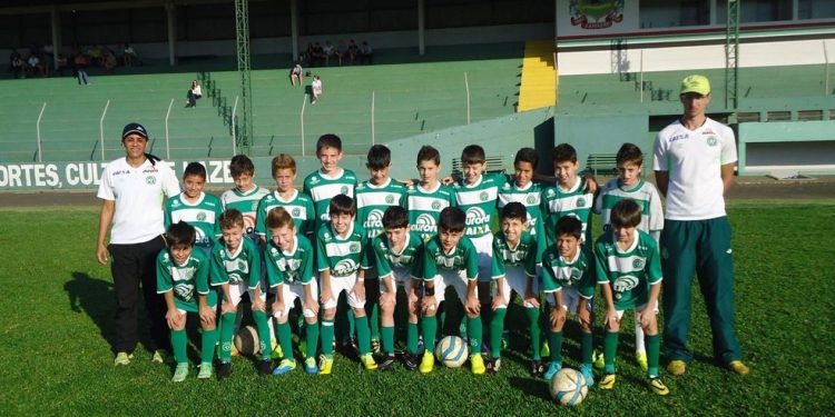 Nívia de Lima (à esquerda) trabalha com a base da Chapecoense há 12 anos — Foto: Arquivo pessoal
