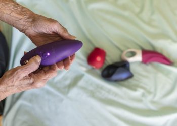 Price e Marshall preparam seus materiais antes de seus encontros sexuais. Isso pode incluir diversos brinquedos sexuais, bem como lubrificantes — Foto: Rachel Bujalski/The New York Times