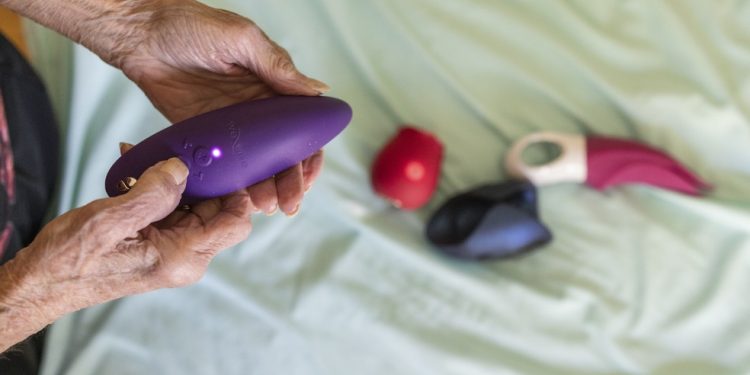 Price e Marshall preparam seus materiais antes de seus encontros sexuais. Isso pode incluir diversos brinquedos sexuais, bem como lubrificantes — Foto: Rachel Bujalski/The New York Times