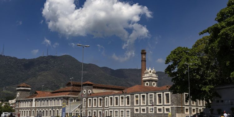 A antiga fábrica Confiança, em Vila Isabel, onde hoje funciona um supermercado — Foto: Alexandre Cassiano / Agência O Globo