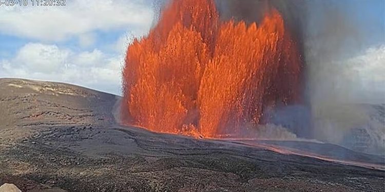 A cratera Halemaʻumaʻu, dentro da caldeira do Kilauea, entrou em erupção — Foto: Captura de tela/Youtube/USGS