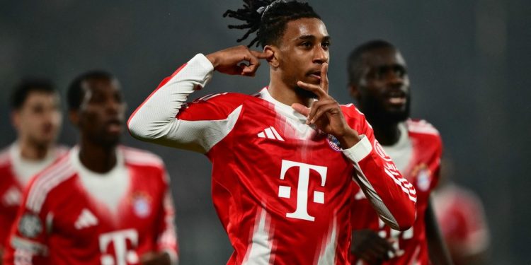 Olise foi o destaque da goleada do Bayern contra a Atalanta — Foto: Marco BERTORELLO / AFP
