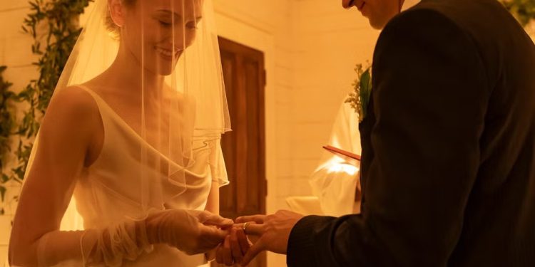 Cena do casamento de Carolyn Bessette e John F. Kennedy Jr. na sérieLove Story — Foto: Reprodução