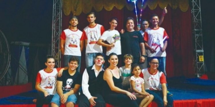 Artistas que se apresentam no Circo Teatro Saltimbanco, liderado pelo palhaço Pão de Ló — Foto: CIRCO TEATRO SALTIMBANCO/DIVULGAÇÃO