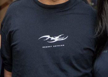 A camiseta de Vitor Hugo Oliveira Simonin, preso acusado de estupro coletivo em Copacabana — Foto: Ana Branco / Agência O Globo