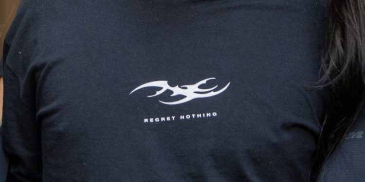 A camiseta de Vitor Hugo Oliveira Simonin, preso acusado de estupro coletivo em Copacabana — Foto: Ana Branco / Agência O Globo