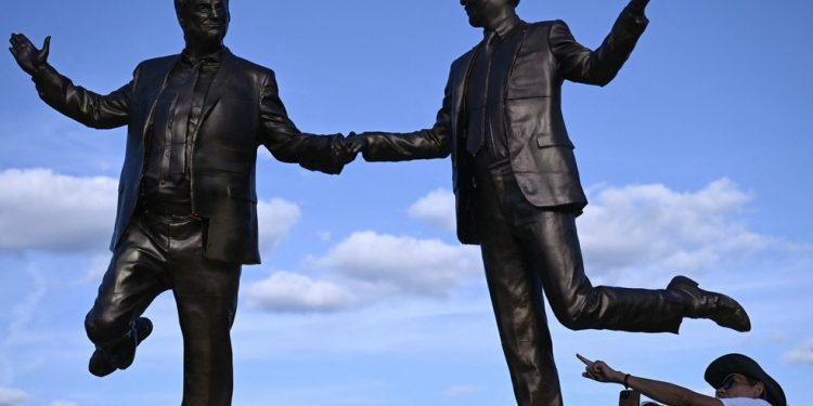 Estátua de Trump e Epstein de mãos dadas é reinstalada perto do Capitólio — Foto: Brendan Smialowski/AFP