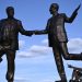 Estátua de Trump e Epstein de mãos dadas é reinstalada perto do Capitólio — Foto: Brendan Smialowski/AFP
