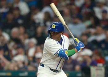 Osvaldo Carvalho em partida contra os Estados Unidos no Mundial de Beisebol — Foto: KENNETH RICHMOND / GETTY IMAGES NORTH AMERICA / GETTY IMAGES VIA AFP