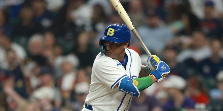 Osvaldo Carvalho em partida contra os Estados Unidos no Mundial de Beisebol — Foto: KENNETH RICHMOND / GETTY IMAGES NORTH AMERICA / GETTY IMAGES VIA AFP