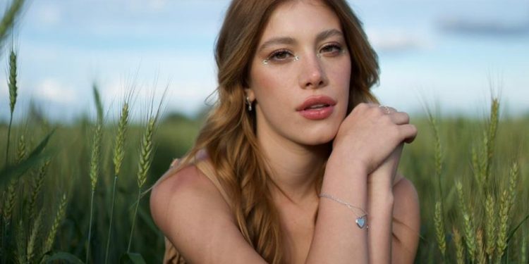 Atriz Caroline Dallarosa mergulha em universos mágicos da internet e mostra sua estética favorita — Foto: Divulgação Camila Cardoso