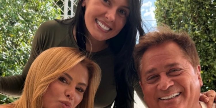 Ana Castela com Poliana Rocha e Leonardo, pais de Zé Felipe e ex-sogros de Virginia Fonseca — Foto: Reprodução Instagram