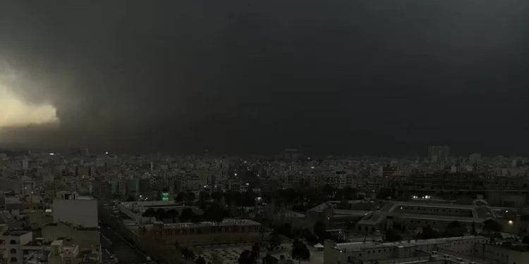Céu de Teerã, no Irã, às 9h30 (horário local) após ataques de Israel a depósitos de petróleo na capital iraniana — Foto: Captura de tela/X/@SoJannessari