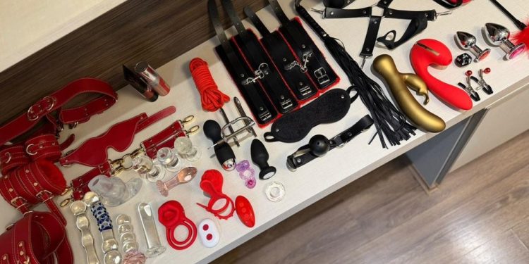 Influencer Ravena Hanniely reúne sex toys raros e importados — Foto: Divulgação | CO - Assessoria