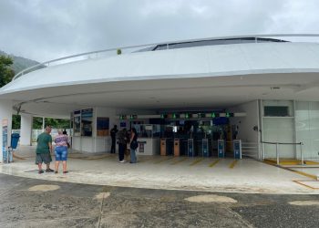 Usuários que pegam as barcas em Charitas reclamam da gestão do transporte — Foto: Filipe Bias