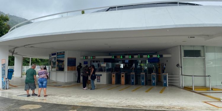 Usuários que pegam as barcas em Charitas reclamam da gestão do transporte — Foto: Filipe Bias