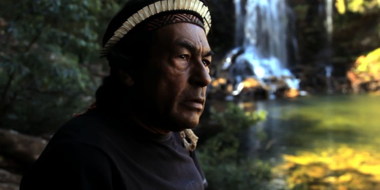 Em Botafogo. “Ailton Krenak: o sonho da pedra”, que acompanha a trajetória do líder indígena, será exibido hoje na FGV — Foto: Divulgação