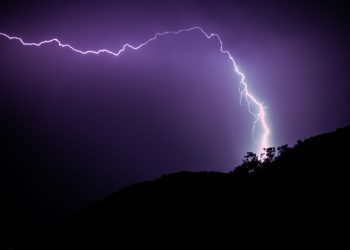 Tempestade com raios vista da Ilha Grande em imagem capturada também por Lais — Foto: Arquivo Pessoal/Lais Gomes