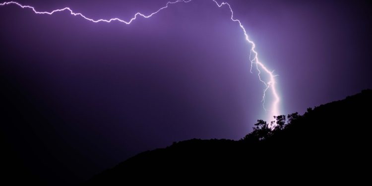 Tempestade com raios vista da Ilha Grande em imagem capturada também por Lais — Foto: Arquivo Pessoal/Lais Gomes