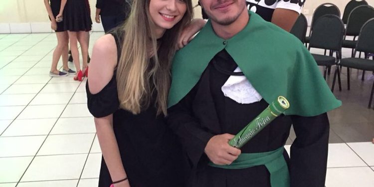 Eduardo e sua amiga Caroline, durante a formatura do educador físico — Foto: Reprodução/Redes Sociais