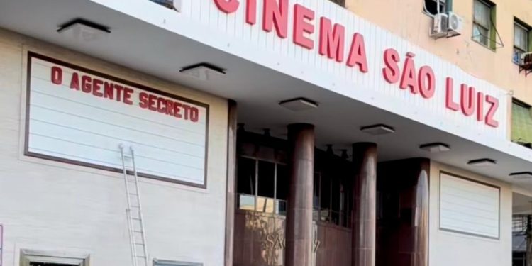 Cinema São Luiz, no Recife. Funcionários atualizam letreiro com 'O Agente Secreto' — Foto: Reprodução