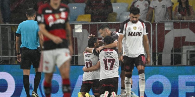 Jogadores do Lanús comemorando um dos gols sore o Flamengo, na Recopa — Foto: Mauro Pimentel / AFP