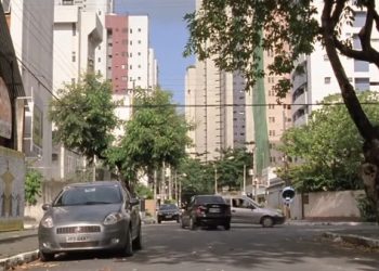 Rua José Moreira Leal, no Recife, foi cenário de "O som ao redor", de Kleber Mendonça Filho — Foto: Reprodução