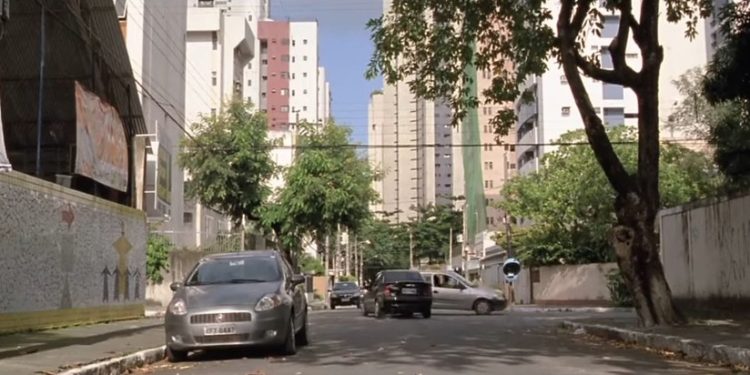 Rua José Moreira Leal, no Recife, foi cenário de "O som ao redor", de Kleber Mendonça Filho — Foto: Reprodução