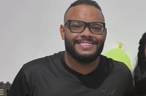 'Ele tinha dito que já estava na estrada, voltando para casa', diz viúva de homem morto na Barra por PM