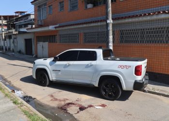 'Eles mataram o meu irmão': mulher encontra cápsulas no chão e contesta versão da PM após morte em abordagem na Pavuna