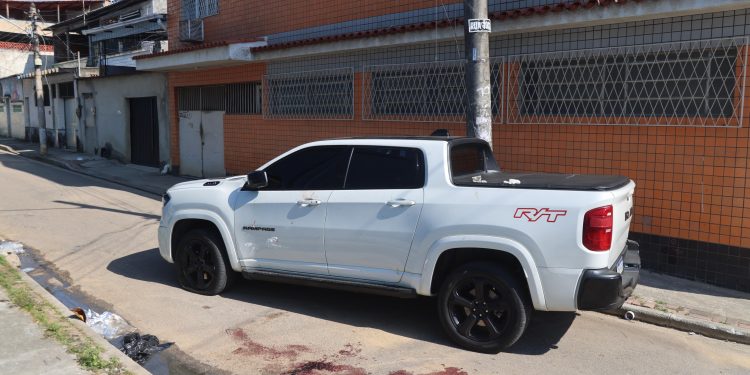 'Eles mataram o meu irmão': mulher encontra cápsulas no chão e contesta versão da PM após morte em abordagem na Pavuna