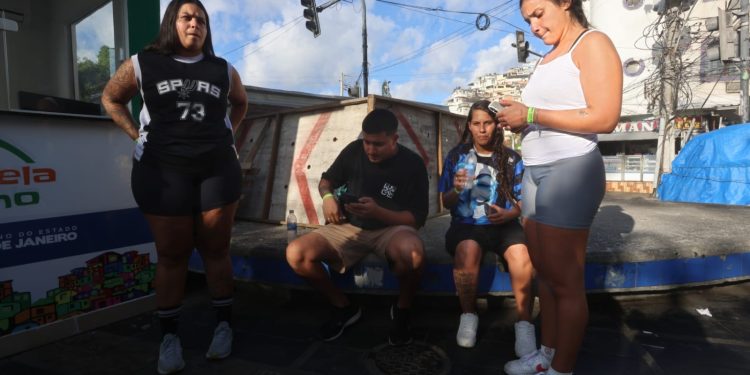 'Ficamos uma hora sem saber o que aconteceria', diz turista que ficou 'ilhada' no Morro Dois Irmãos durante tiroteio