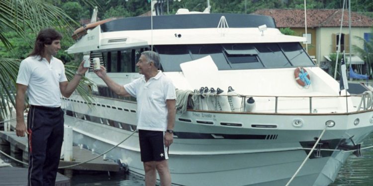 Emil Pinheiro com Renato Gaúcho ao lado de um iate do contraventor — Foto: Julio Cesar Guimarães/Agência O GLOBO